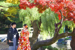 和装色打掛前撮り　紅葉の鶴舞公園見つめ合ってほほ笑む花嫁と花婿　photo by Nab