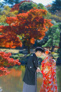 和装前撮り　紅葉をバックに色打掛でおでこコツン　photo by Nab