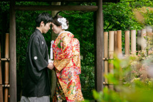 白鳥庭園で和装前撮り手を取り合っておでこコツン