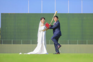 野球場で前撮り　バットとグローブを持ってポーズ　ウェディングフォト