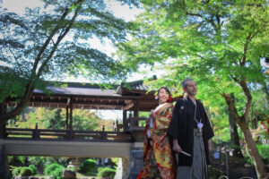 揚輝荘で和装ウェディングフォト白雲橋の前で背中合わせ