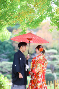 和装　色づき始めた鶴舞公園で和傘の相合傘　photo by Nab　