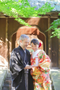 揚輝荘で和装ウェディングフォト白雲橋のそばで手を取り見つめ合う