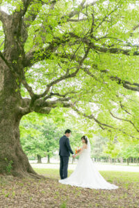 庄内緑地で洋装ウェディングフォト 大きな木の下で