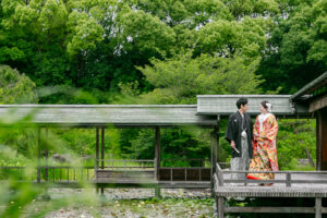 白鳥庭園で前撮りロケーション見つめ合うふたりを遠くから