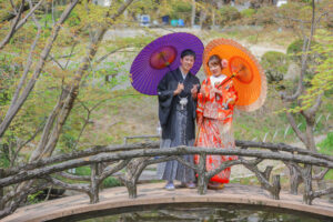 和装前撮り　日本庭園と和傘をさす新郎新婦　photo by Nab