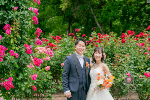庄内緑地公園で洋装ウェディングフォト バラ園の前で