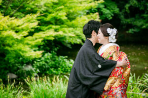 愛知の白鳥庭園で和装前撮りロケーション　抱きしめる