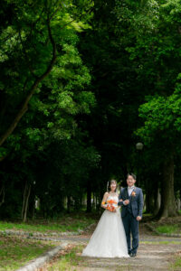 庄内緑地でウェディングドレスとタキシードで前撮り　濃い緑を背景に