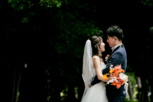 庄内緑地でウェディングドレスとタキシードで前撮り　濃い緑を背景に