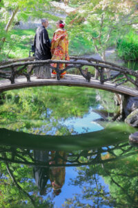 揚輝荘で和装ウェディングフォト「橋の上の後ろ姿」