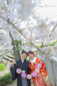 和装桜前撮り　結婚しましたガーランドを持ってロケーションフォト　photo by Nab