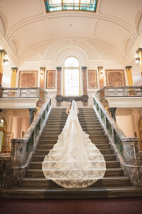 市政資料館でウェディングドレス前撮り　大階段に映えるトレーンの長いウェディング
