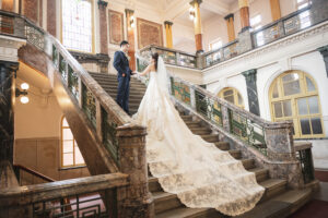 市政資料館でウェディングドレス前撮り　大階段で花嫁をエスコート