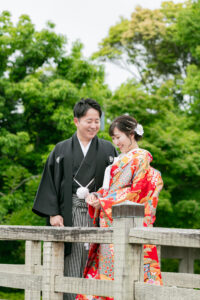 白鳥庭園で色打掛前撮りロケーション新郎が新婦を見つめる