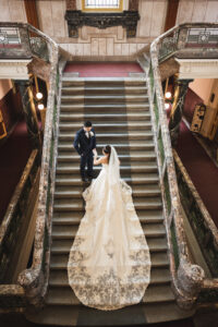 市政資料館でウェディングドレス前撮り　大階段で花嫁をエスコート