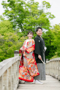 白鳥庭園で白無垢前撮り綿帽子　橋の上で背中合わせ