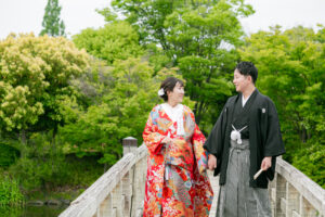 白鳥庭園で色打掛前撮りロケーションふたりで見つめ合う