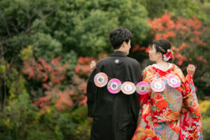 白鳥庭園で和装前撮りロケーション　紅葉ロケ　背中に結婚しましたガーランド
