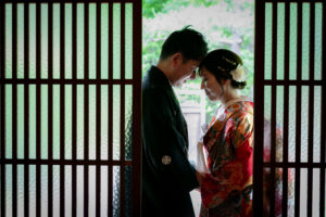 白鳥庭園で和装ロケーションウェディングフォト格子からおでこ合わせ