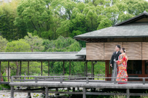 白鳥庭園で和装ロケーションウェディングフォト　ふたりで遠くを見つめる