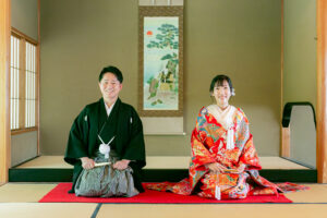 白鳥庭園でロケーション前撮り　和室で正座ポーズ