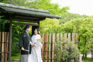 白鳥庭園で和装前撮りロケーション　見つめ合う新郎新婦