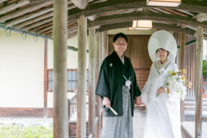 白鳥庭園で前撮りロケーション白無垢綿帽子で渡り廊下で立つ
