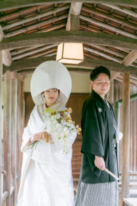 白鳥庭園で和装前撮り白無垢綿帽子で目線はずす