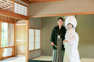 白鳥庭園で和装前撮り和室で白無垢綿帽子