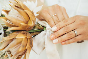 洋装前撮り　指輪とネイルを見せる手元アップ　photo by Tai