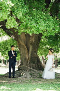 洋装　前撮り　庄内緑地公園の大きな木の下でロケーションフォトウェディング　photo by Tai