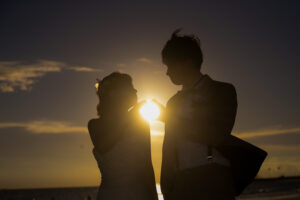 常滑りんくうビーチで洋装ウェディングフォト　夕日をバックにシルエットショット　見つめ合う新郎新婦　サンセットビーチ
