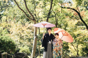 揚輝荘で秋の和装前撮りロケーション　和傘を持つ新郎新婦
