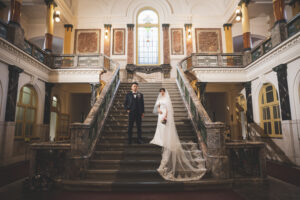 市政資料館でウェディングドレス前撮り　大階段で立つ花嫁と花婿