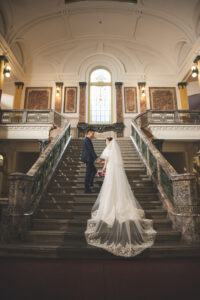 市政資料館でウェディングドレス前撮り　スレンダードレスにロングベールの花嫁