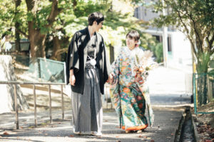 日泰寺で秋の和装前撮りロケーション　手をつないで歩く
