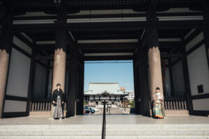 日泰寺で秋の和装前撮りロケーション　山門に立つ新郎新婦