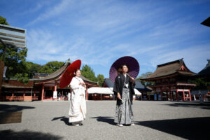 津島神社で白無垢和装前撮り和傘をさして新郎について行く