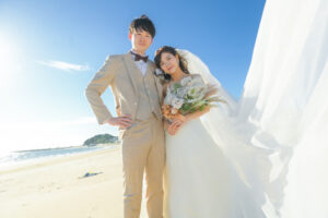 常滑りんくうビーチで洋装ウェディングフォト　ドライブーケを持つ新婦　リゾート気分で海の前撮り