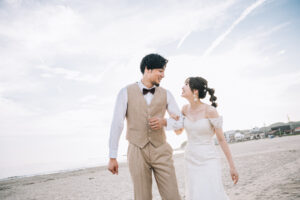 常滑りんくうビーチで洋装ウェディングフォト　砂浜を歩く新郎新婦　ビーチ前撮り