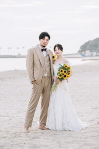 常滑りんくうビーチで洋装ウェディングフォト　ひまわりのブーケとブートニア　夏の前撮り