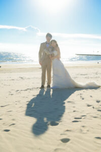 常滑りんくうビーチで洋装ウェディングフォト　海をバックに前撮り　キラキラ光る太陽の下で撮影
