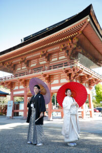 津島神社で白無垢前撮り　和傘さして背中合わせ