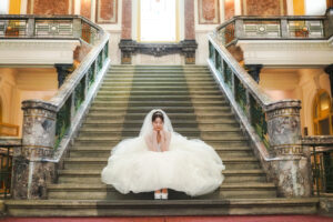 市政資料館でウェディングドレス前撮り 大階段に座る花嫁