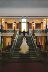 市政資料館でウェディングドレス前撮り　大階段を上る花嫁