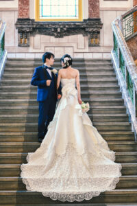 市政資料館でウェディングドレス前撮り　大階段にロングトレーンのウェディングドレス