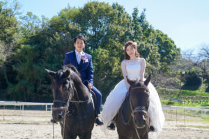 洋装前撮り　馬に乗ってウェディングフォト　愛知県森林公園　photo by Koe