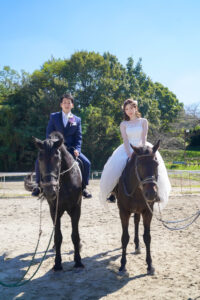洋装前撮り　乗馬ウェディングフォト　photo by Koeウェディングドレスで馬に乗ってロケーション撮影　愛知県森林公園　