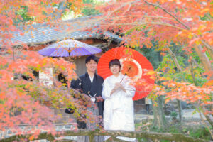 紅葉の揚輝荘で和装前撮りロケーション　橋の上で和傘をさす